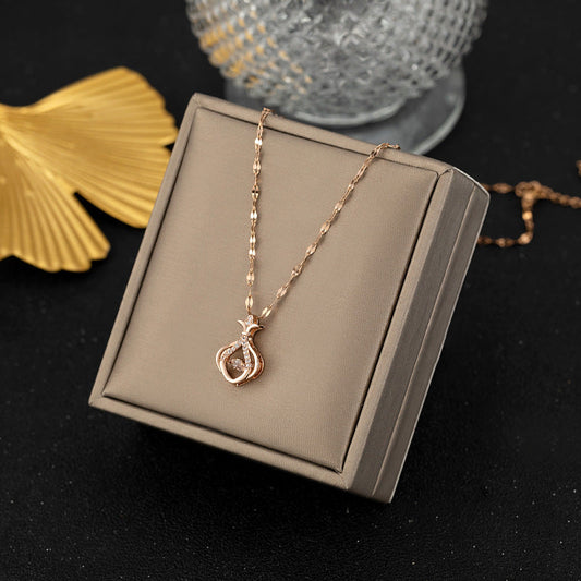 Strass hanger met gouden koperen en titanium stalen ketting