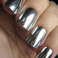 Glamoureuze metallic spiegelende nagellak uit 2026