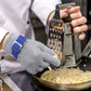 🧤⚔️ 50% KORTING! Alsof je een onverwoestbaar harnas van 316L-staal om je handen trekt dat het scherpste mes laat afketsen! Snijbestendig niveau A9 – vlees, vis, oesters, jij snijdt, het staal beschermt.