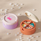 Pillen organizer met opvouwbare siliconen beker