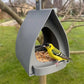 Hangende vogelvoederbak voor in de tuin met afda